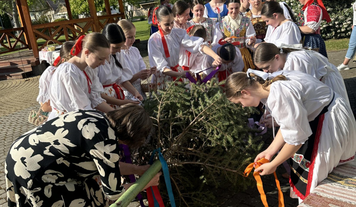 3. fotografia fotogalérie Aktuality / Stavanie mája - foto