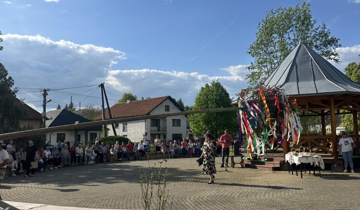 8. fotografia fotogalérie Aktuality / Stavanie mája - foto