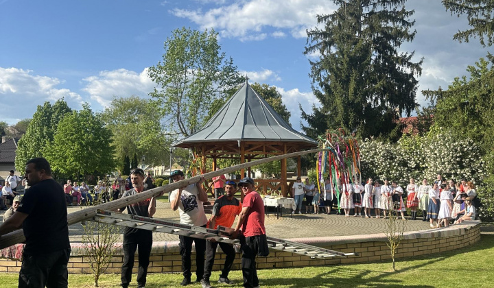 9. fotografia fotogalérie Aktuality / Stavanie mája - foto