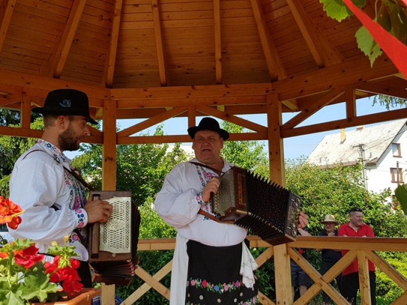 Turičné posedenie pri heligónke