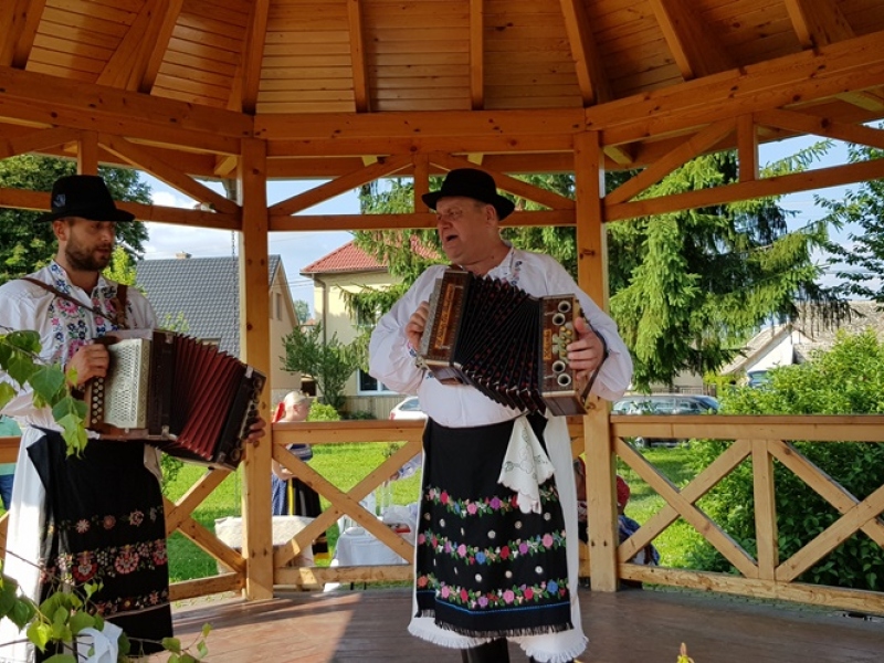 Turičné posedenie pri heligónke