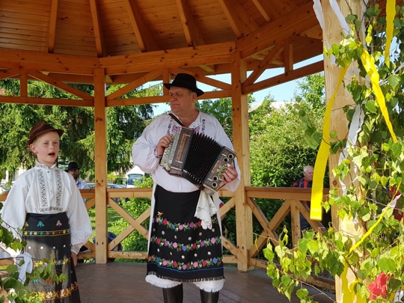 Turičné posedenie pri heligónke