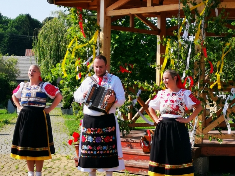 Turičné posedenie pri heligónke