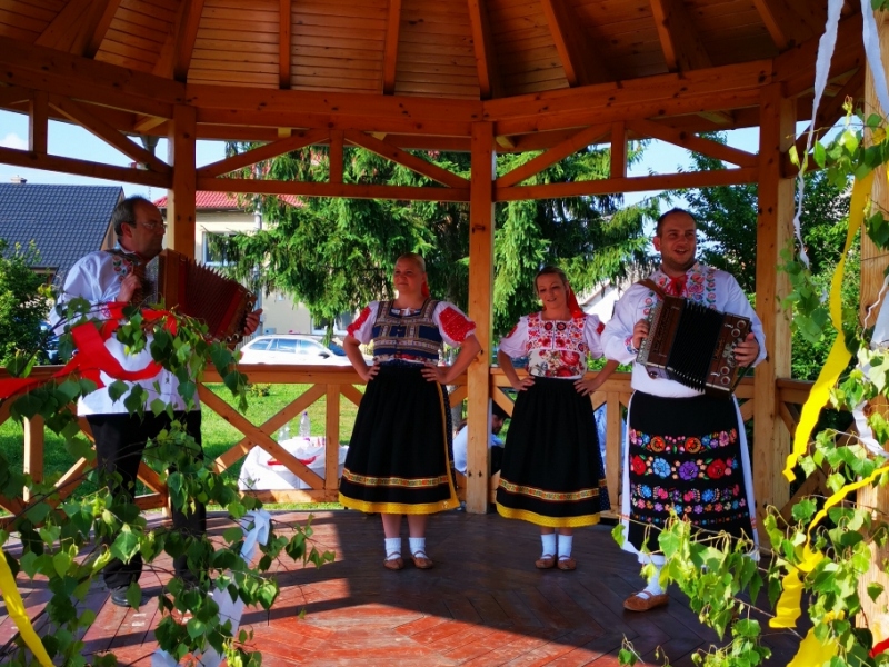 Turičné posedenie pri heligónke