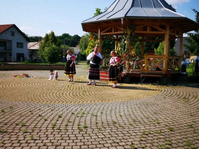 Turičné posedenie pri heligónke