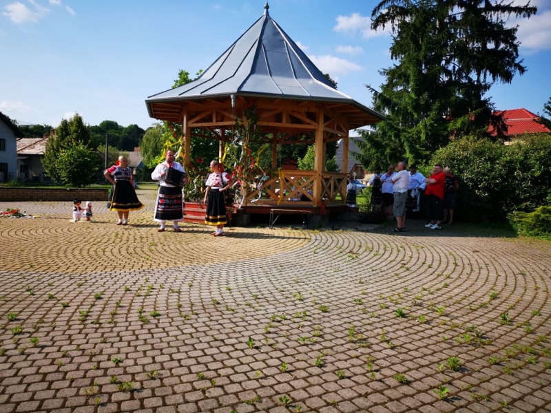 Turičné posedenie pri heligónke