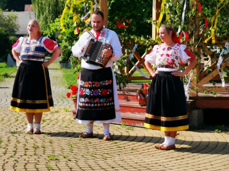 Turičné posedenie pri heligónke