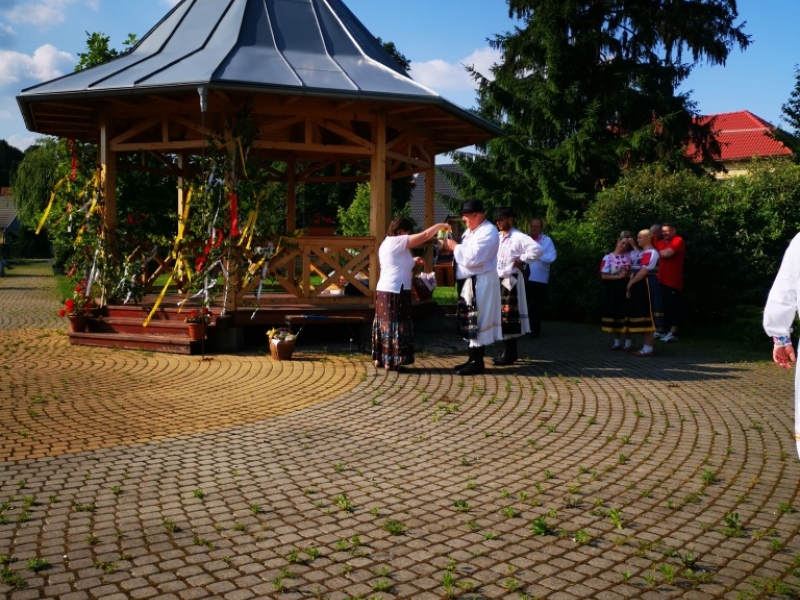 Turičné posedenie pri heligónke