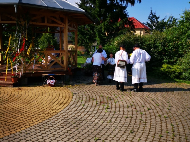 Turičné posedenie pri heligónke