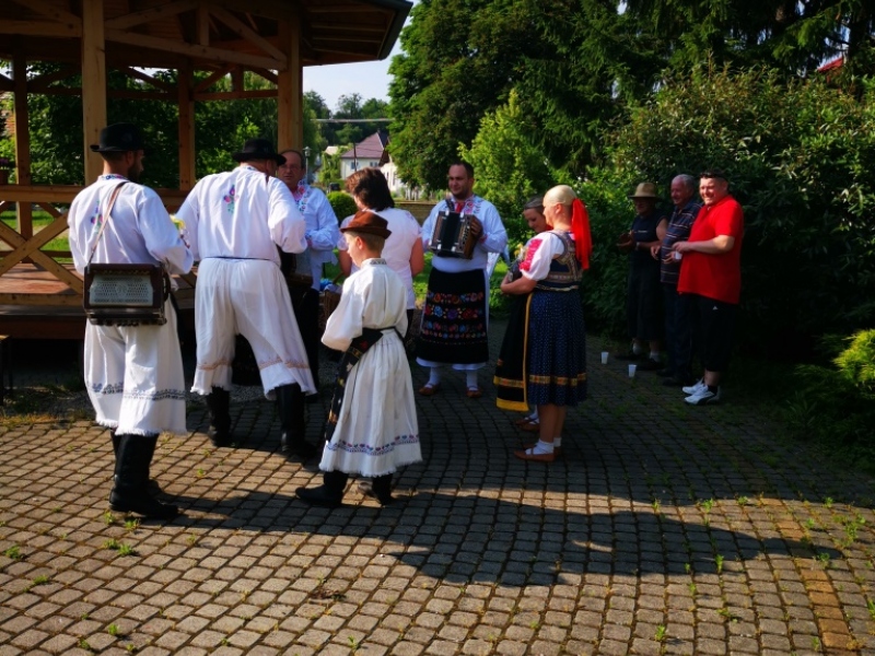 Turičné posedenie pri heligónke