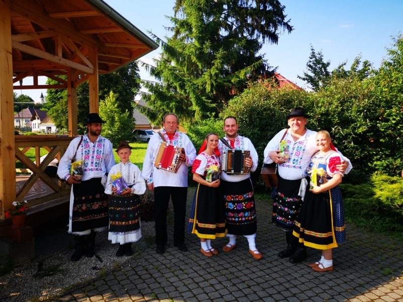 Turičné posedenie pri heligónke