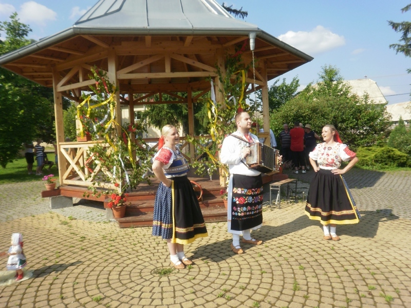 Turičné posedenie pri heligónke