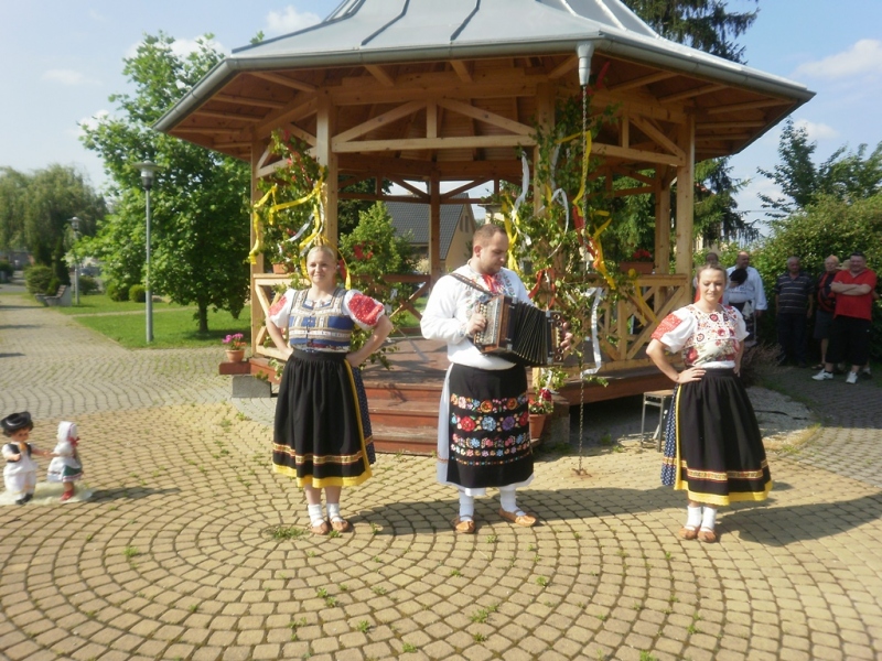 Turičné posedenie pri heligónke