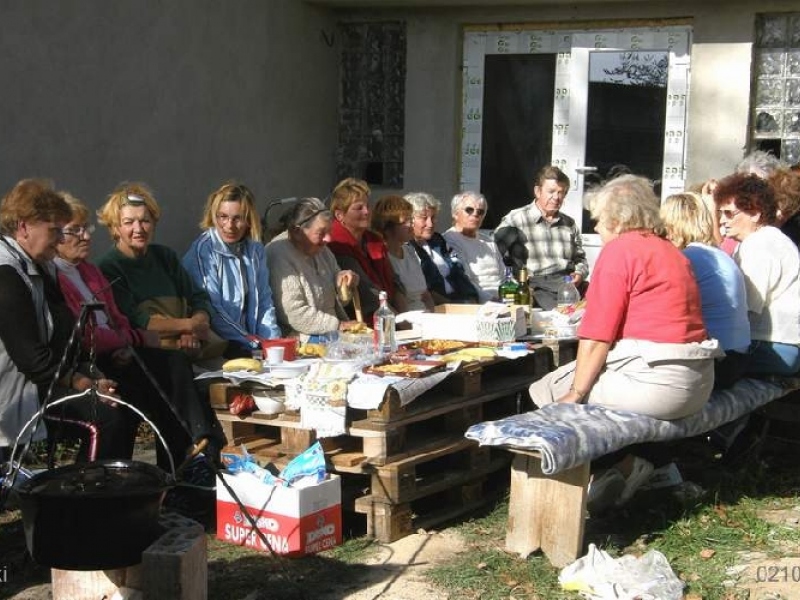 Posedenie dôchodcov ihrisko 2009