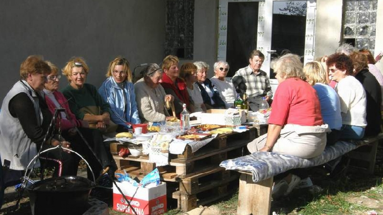 Fotografia fotogalérie Posedenie dôchodcov ihrisko 2009