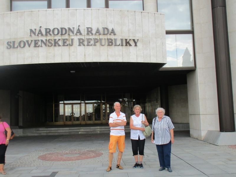 Slovensko naše krásne si.