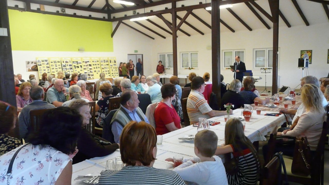 Fotografia fotogalérie Mesiac úcty k starším