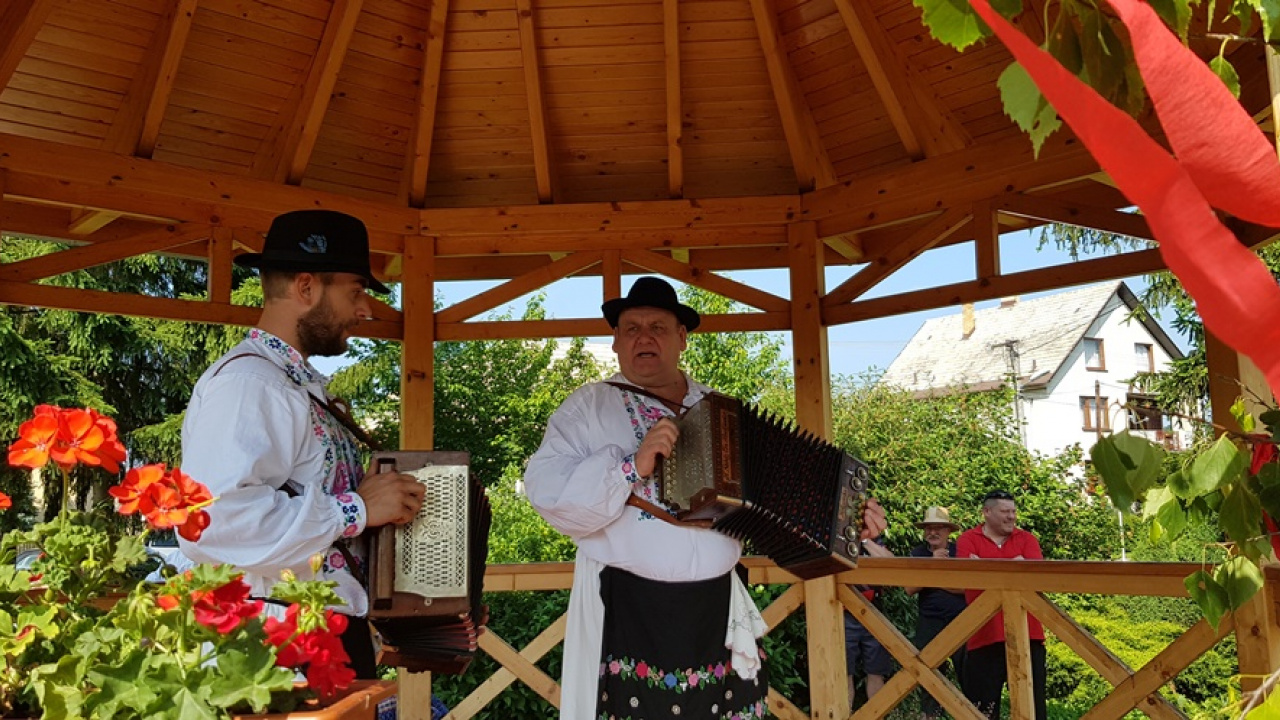 Fotografia fotogalérie Turičné posedenie pri heligónke