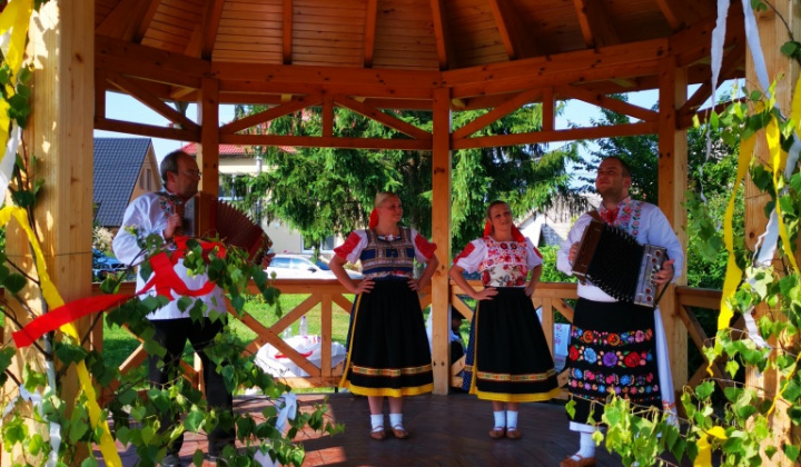 16. fotografia fotogalérie Turičné posedenie pri heligónke