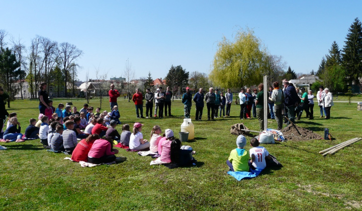 11. fotografia fotogalérie 100. výročie vzniku ochrany prírody - výsadba stromu