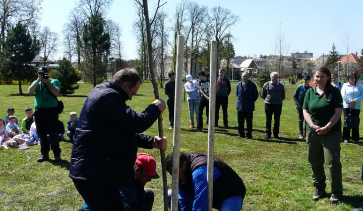 24. fotografia fotogalérie 100. výročie vzniku ochrany prírody - výsadba stromu