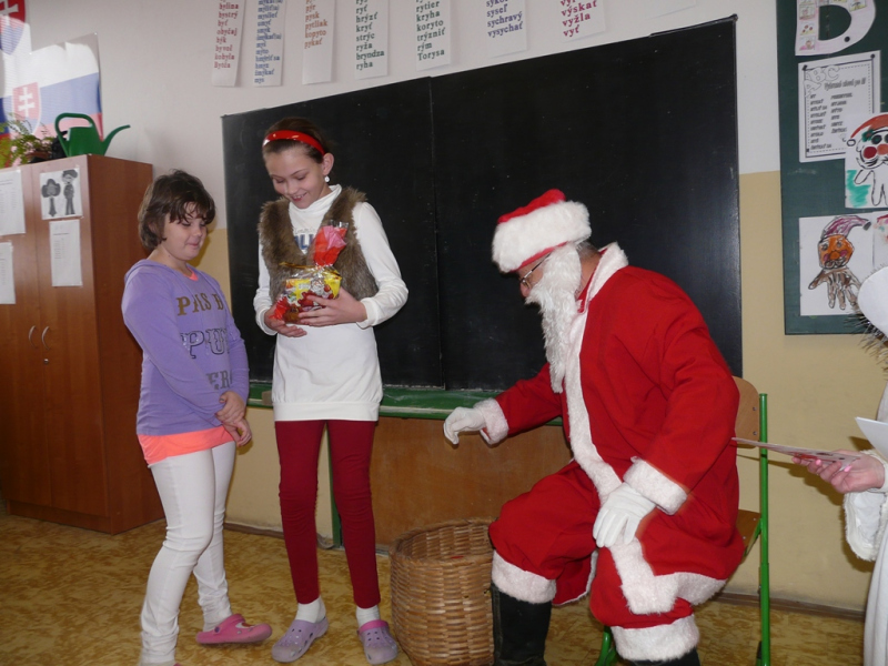 Mikuláš v ZŠ Kalinovo - 6. december 2016.