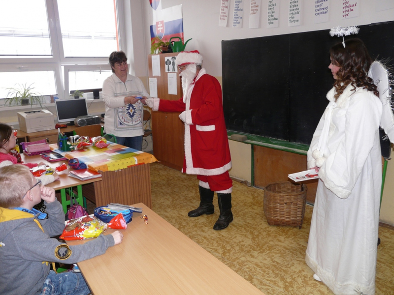 Mikuláš v ZŠ Kalinovo - 6. december 2016.